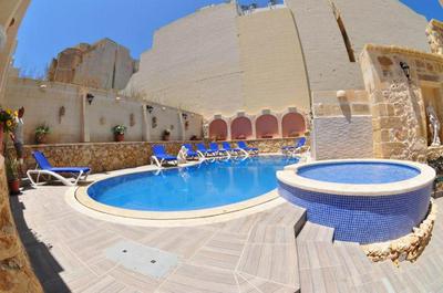 6 Bedroom Farmhouse with Large Private Pool