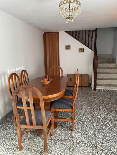 Casa rural con barbacoa y amplia terraza.