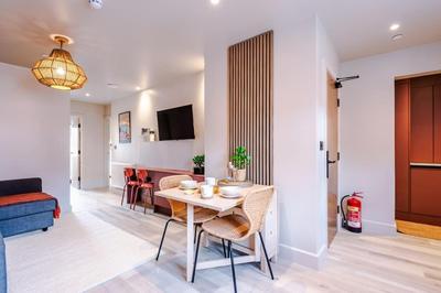 Luxury 2B City Centre Apartment with Private Parking