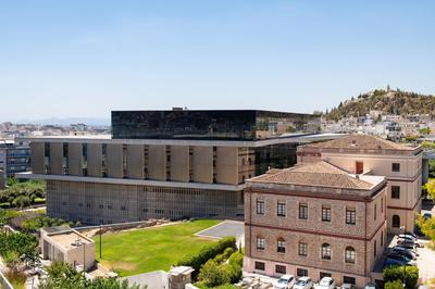 A stylish modern apartment on Makrygianni Str next to Areopagitou and the Acropolis Museum