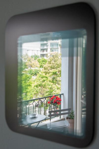 A Spacious Apartment One Min To Victoria Metro - Self Check-In