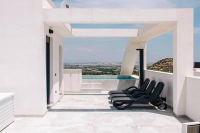 Beautiful luxurious apartment with rooftop pool