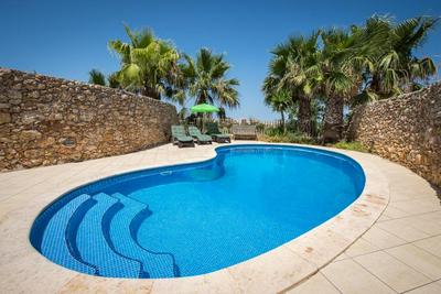 4 Bedroom Farmhouse with Private Pool & Views