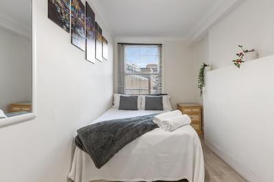 Cozy City Retreat with 4 bedrooms for up to 11 guests