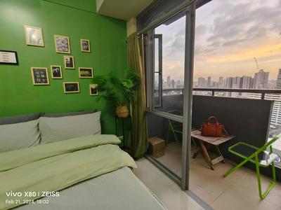 Cubao Manhattan Heights Residential Condo TB30N - High Floor Studio with Balcony City View, Pool, Netflix, 5-Min Walk to the Araneta Coliseum Gateway Mall 