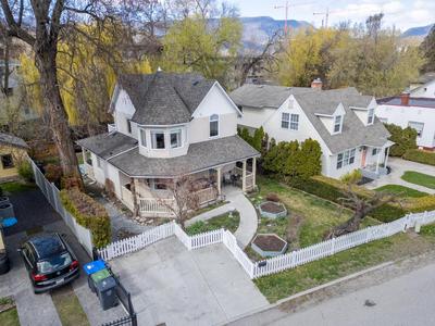 Private 2 bdrm, bath, kitchenette, living room & Walk to KGH, City Park & Beaches
