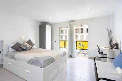 Bonito estudio con balcón