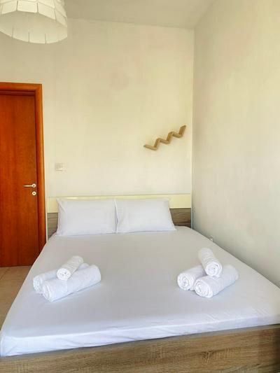 KING Double Bedroom ,Private bathroom ,Shared Apartment next to bus stop! Best for tourists!