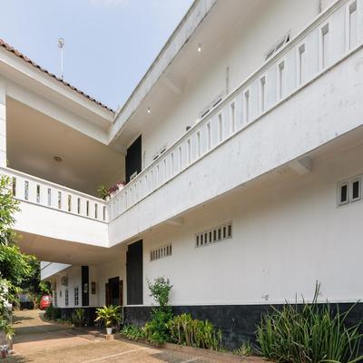 RedDoorz near Trans Studio Mall Cibubur