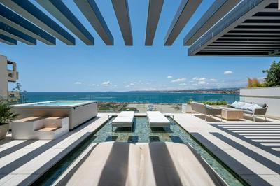 Luxury Front Line Beach Apartment