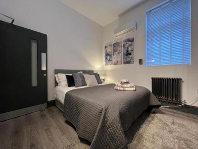 Cool warehouse conversion apt in Chiswick London