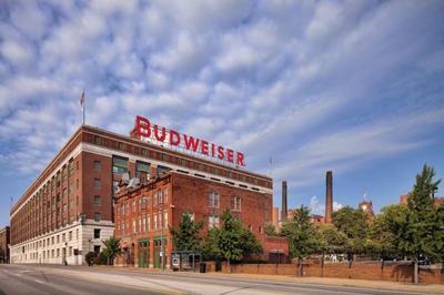 Soulard 4 Bedroom Retreat Near Downtown with Patio and Parking