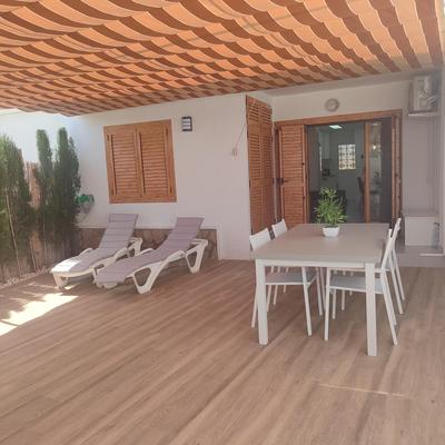 Apartamento con terraza y piscina