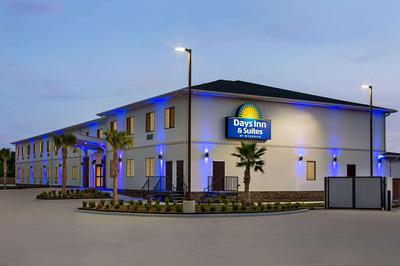 Days Inn & Suites by Wyndham Tomball Houston NW