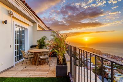 Victoria Dreamhouse - 2BR Seaviews Terrace