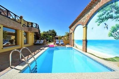 Family villa with pool in O Con – 200 m² private garden