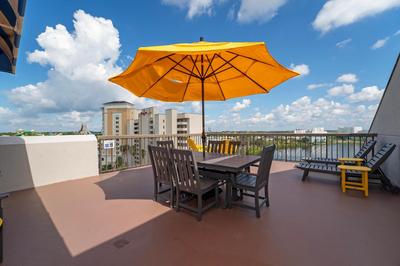 TerraceOnTen Sunshine Penthouse - Fireworks View, Private Terrace, Kitchen, Near Universal & OCCC