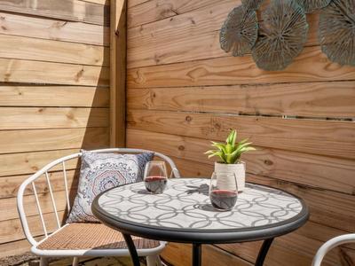 Jennifer's Chic Modern 1st Floor Apt Private Patio