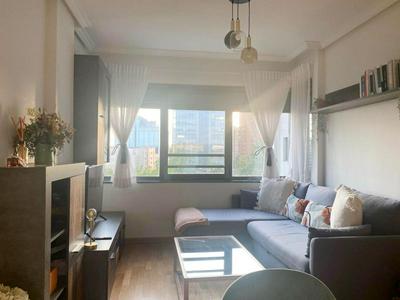 Piso con parking y piscina en Madrid by beBalmy