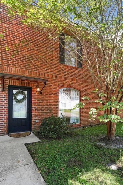 Lovely 2-bd condo close to campus, free parking