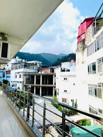 Shanti Hostel - Aesthetic room with netflix, & AC in Upper Tapovan