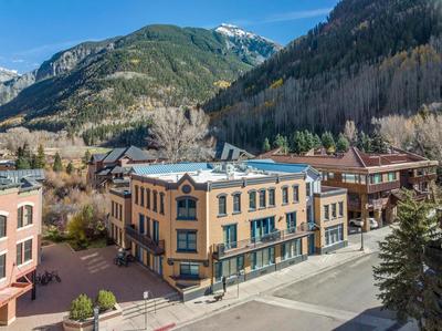 Most Luxurious1Br in town And steps to the Gondola