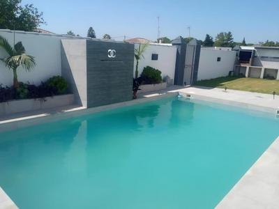 Chalet en Chiclana con piscina privada, aire acondicionado y aparcamiento - ES-180-257