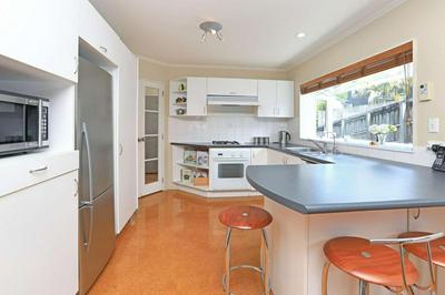 In Remuera with free street carpark, handy close to cuisine restaurant and public transportation