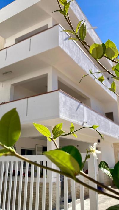 3 min Walk to Beach 3BR Apartment with Terrace AC & Parking