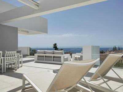 Stunning 3 Bed Penthouse - Sea Views