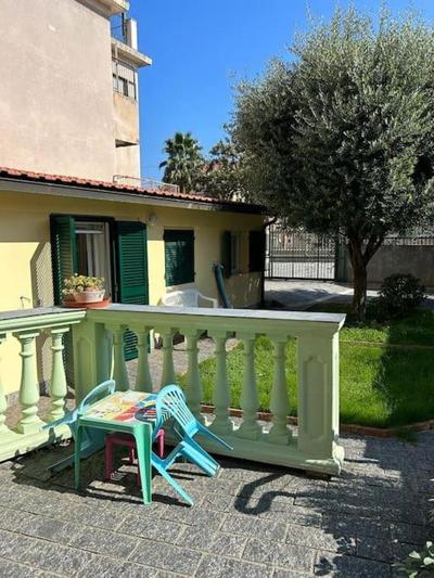 Laigueglia 200mt dal mare, posto auto e giardino
