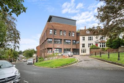 Livestay-Modern Apartments Building in Aylesbury