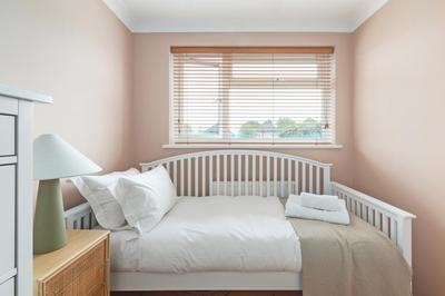 Guildford - 4 Bedroom House - Private Parking