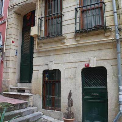 Beyoğlu'nun kalbinde yüksek tavanlı daire