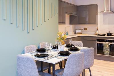 Central Leeds Apartments Near Station - 1 to 3 Bedroom Options - Sleeps 1 to 6