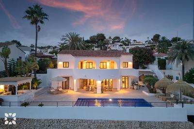 Villa Casa Blanc by Abahana Villas