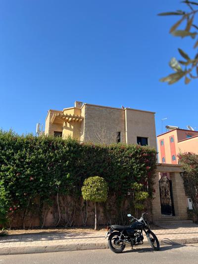 2 King Suites- Pool,AC & Parking-Central location