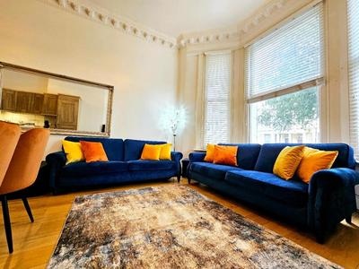 Lovely Ground Floor Home with High Ceiling and a Private Garden with Deck by Earl's Court Station
