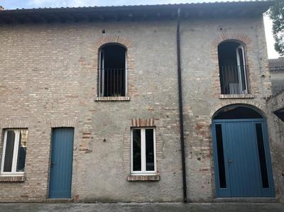 Casetta in piazza nel paese dei ciliegi