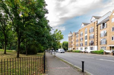 Luxury Spacious 3 Bedroom, 3 Bathroom Apartment, Walk to Soho, West End, Covent Garden, China Town, Piccadilly in Minutes, Complimentary Fast WiFi, Tea & C