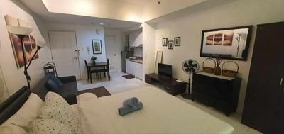 Apartment at Greenbelt Makati with Balcony