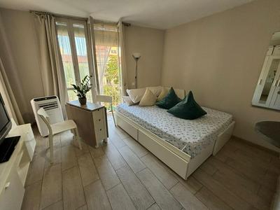 Central with charm and sea views