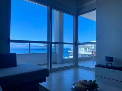 Seaview apartment! Public Parking near the app!