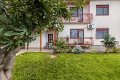 Studio Apartment Luciano in a Quiet Location with Parking and a Yard