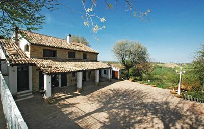 Appartamenti in casale con piscina