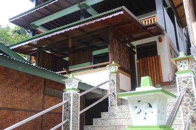 Sam's Bungalows And Treks