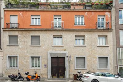 HomyCare Stylish apartment with jacuzzi & balcony steps from Duomo