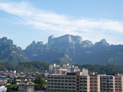 Patio Spring Holiday Inn--Free pick up-Airport & Railway st ation&TianMen Mount ain--Free travel customization