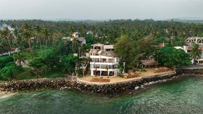 Blue Waves Surf House - Beach Hotel