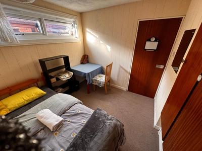 Best location near the University and shopping center & private parking free